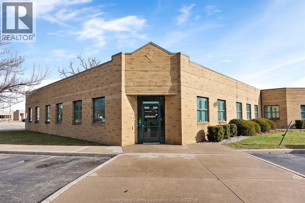 MLS# 26005492: 3100 TEMPLE DRIVE, Windsor, Canada