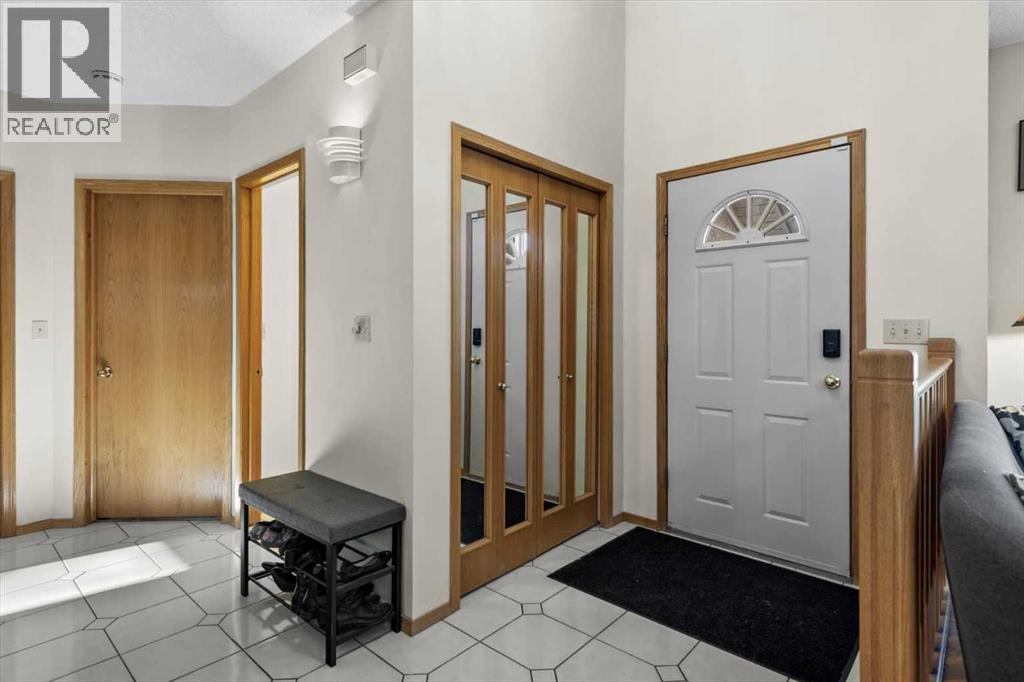 332 Hawkstone Close Nw, Calgary, Alberta  T3G 3P2 - Photo 4 - A2279806