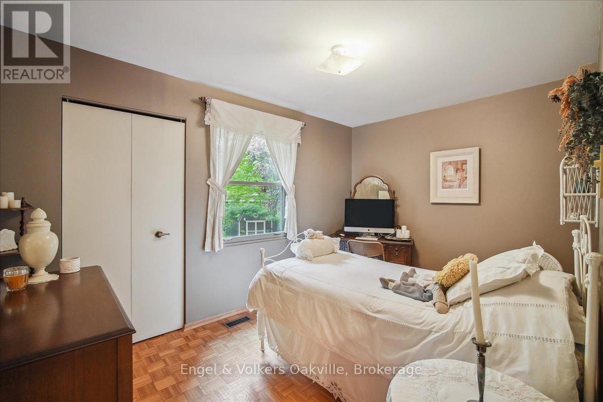 250 Gatestone Avenue, Oakville (Fd Ford), Ontario  L6J 5R9 - Photo 29 - W12888100