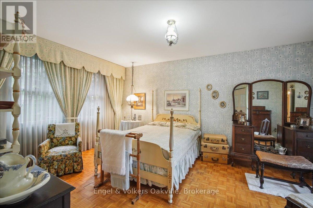 250 Gatestone Avenue, Oakville (Fd Ford), Ontario  L6J 5R9 - Photo 32 - W12888100