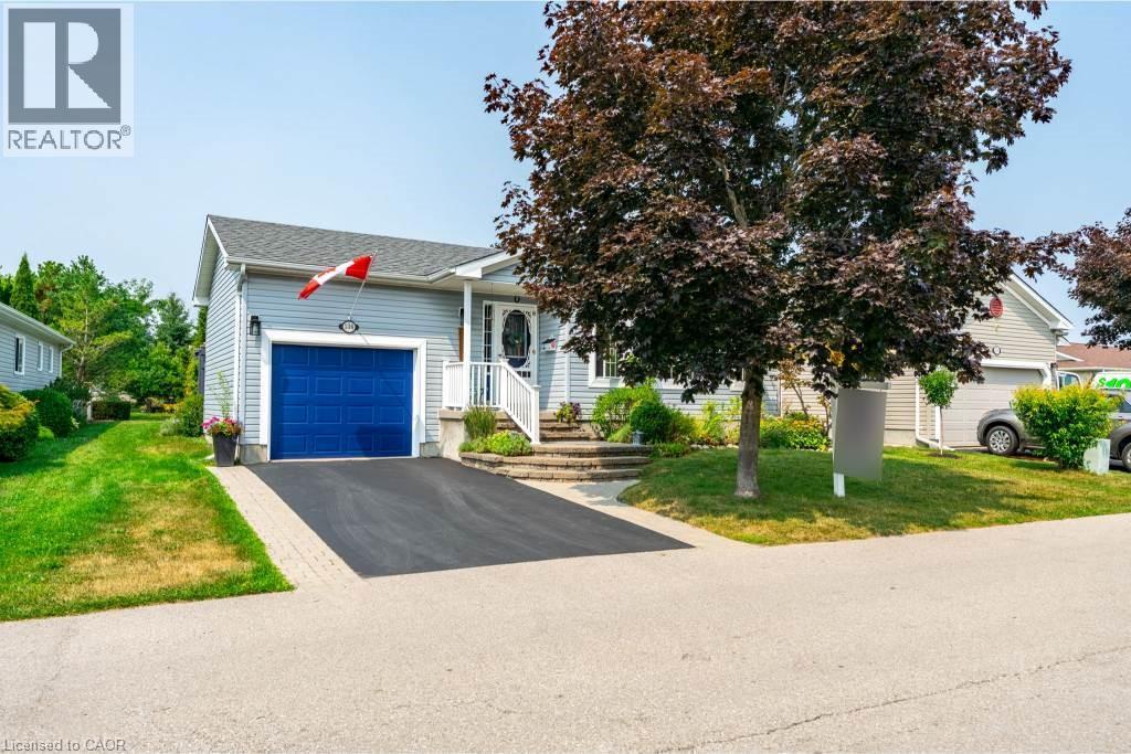 <div class="slider-price">$529,900</div><p>136 Glenariff Drive, Hamilton, Ontario</p>