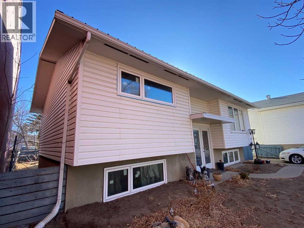 424 2 Street W, Brooks, Alberta  T1R 0E9 - Photo 2 - A2285901