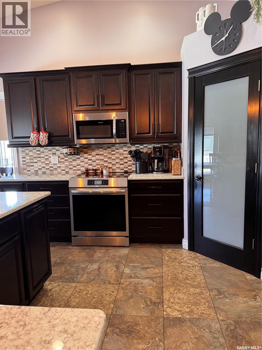 1916 Jesse Bay, Estevan, Saskatchewan  S4A 2W3 - Photo 4 - SK030520