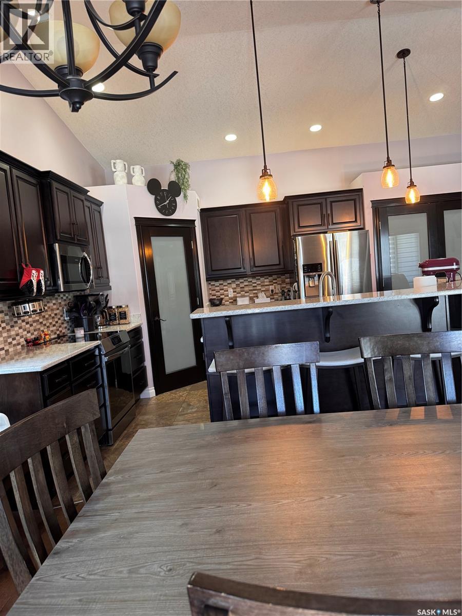 1916 Jesse Bay, Estevan, Saskatchewan  S4A 2W3 - Photo 7 - SK030520