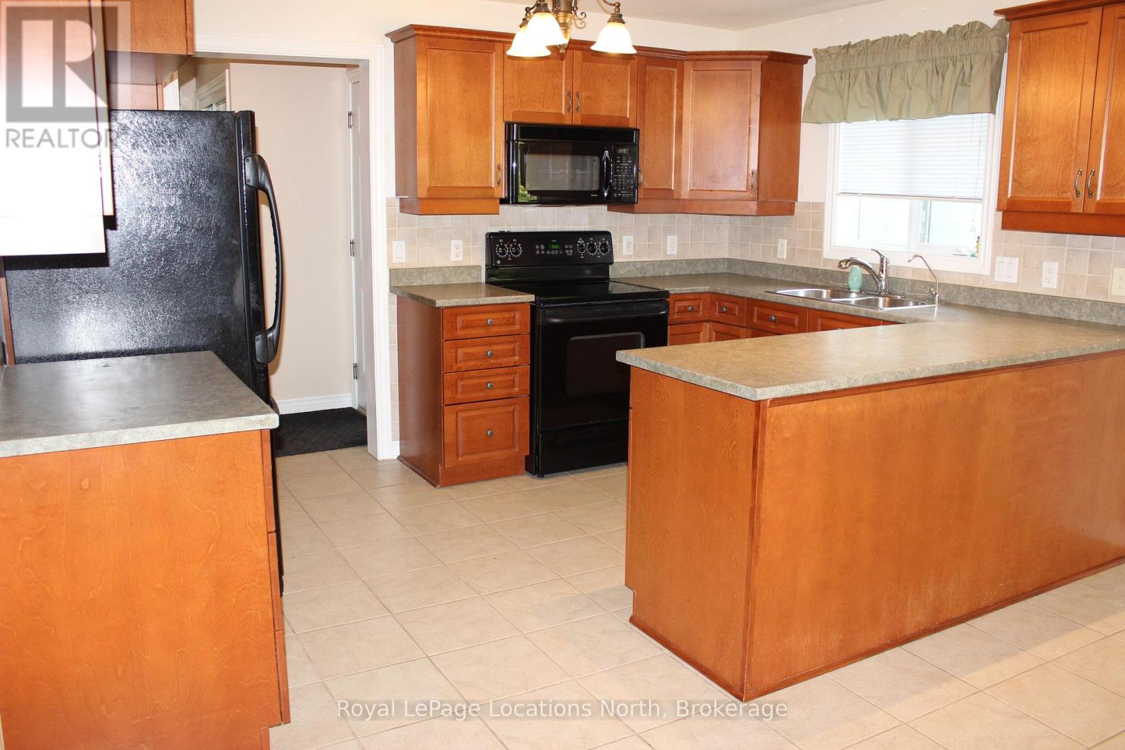 9 Pennsylvania Avenue, Wasaga Beach, Ontario  L9Z 3A8 - Photo 3 - S12240745