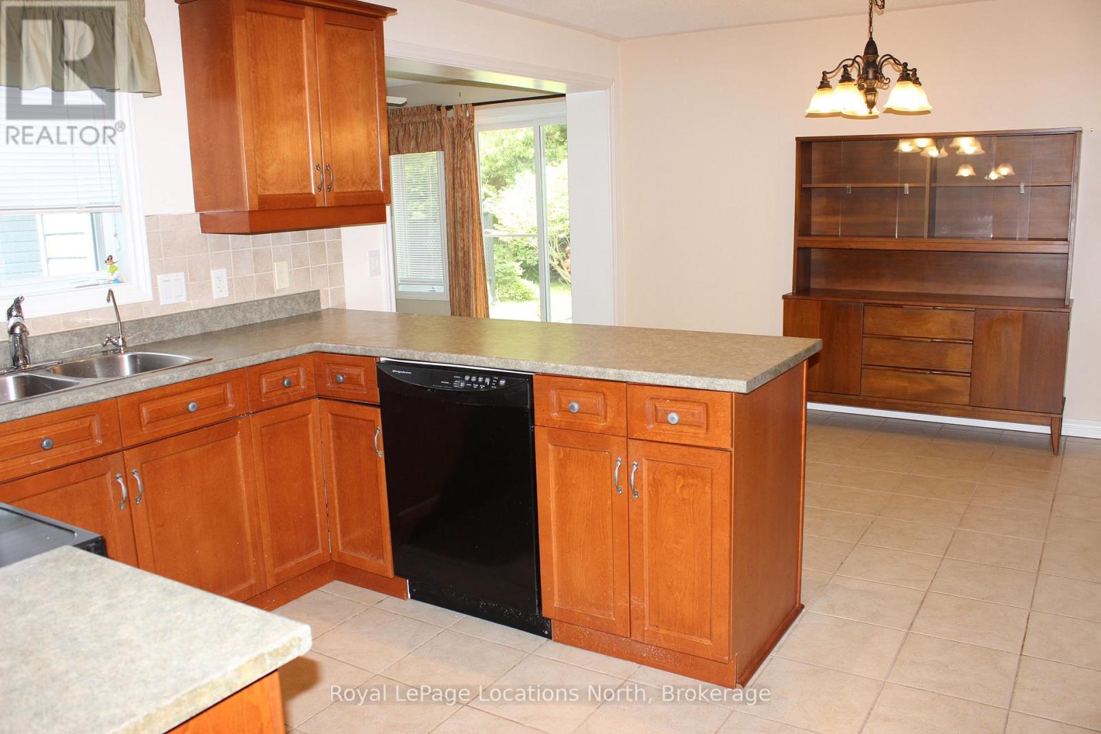 9 Pennsylvania Avenue, Wasaga Beach, Ontario  L9Z 3A8 - Photo 4 - S12240745