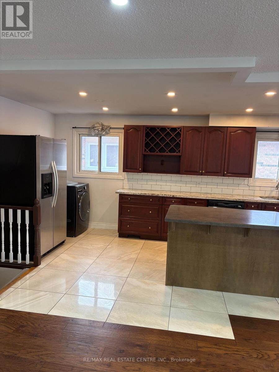 115 Antigua Road, Mississauga (Cooksville), Ontario  L5B 2T9 - Photo 10 - W12888056