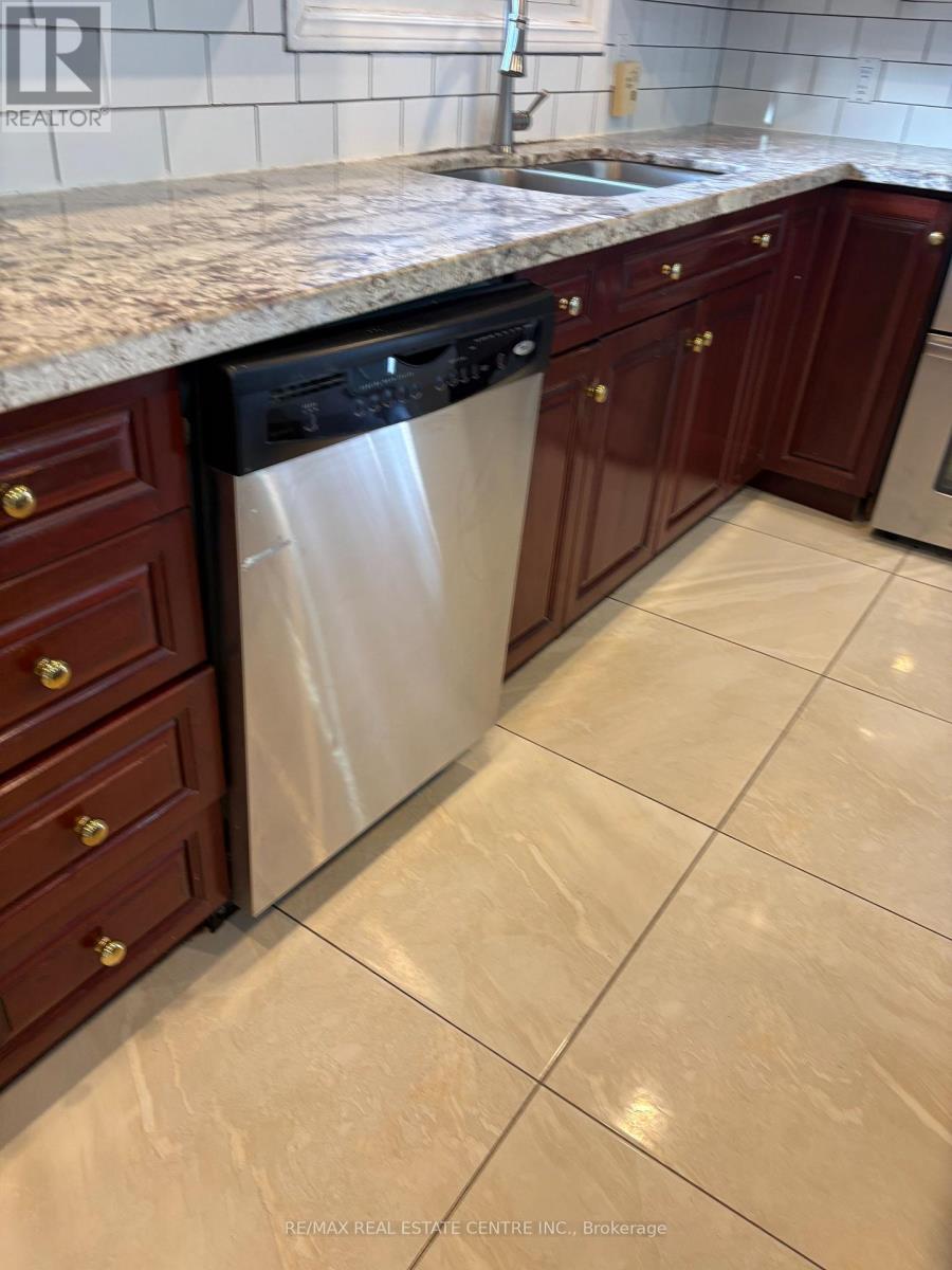 115 Antigua Road, Mississauga (Cooksville), Ontario  L5B 2T9 - Photo 11 - W12888056