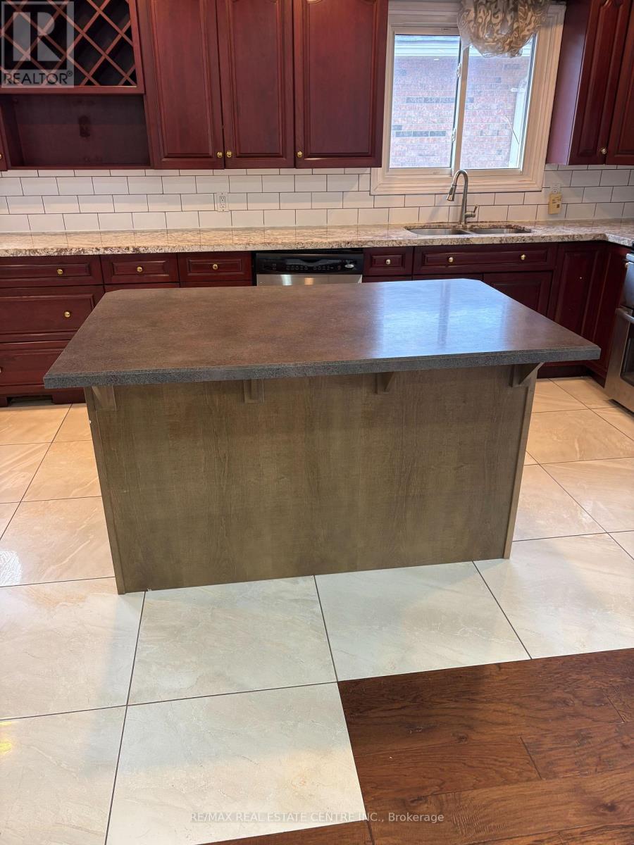 115 Antigua Road, Mississauga (Cooksville), Ontario  L5B 2T9 - Photo 12 - W12888056