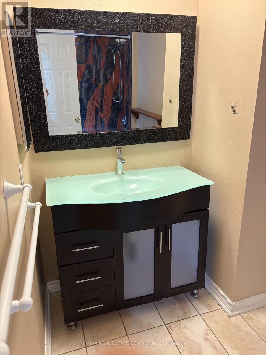 115 Antigua Road, Mississauga (Cooksville), Ontario  L5B 2T9 - Photo 18 - W12888056