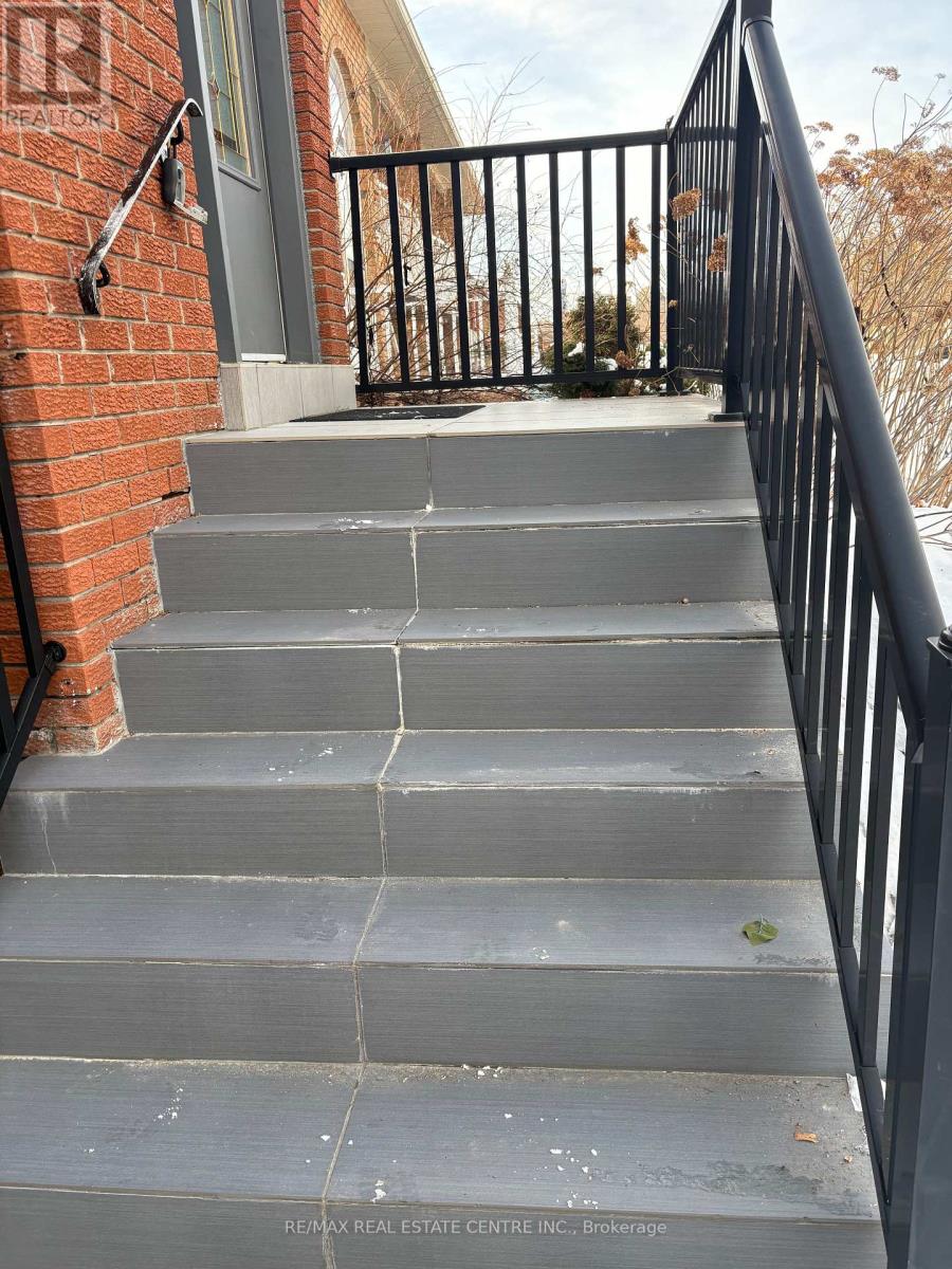 115 Antigua Road, Mississauga (Cooksville), Ontario  L5B 2T9 - Photo 4 - W12888056