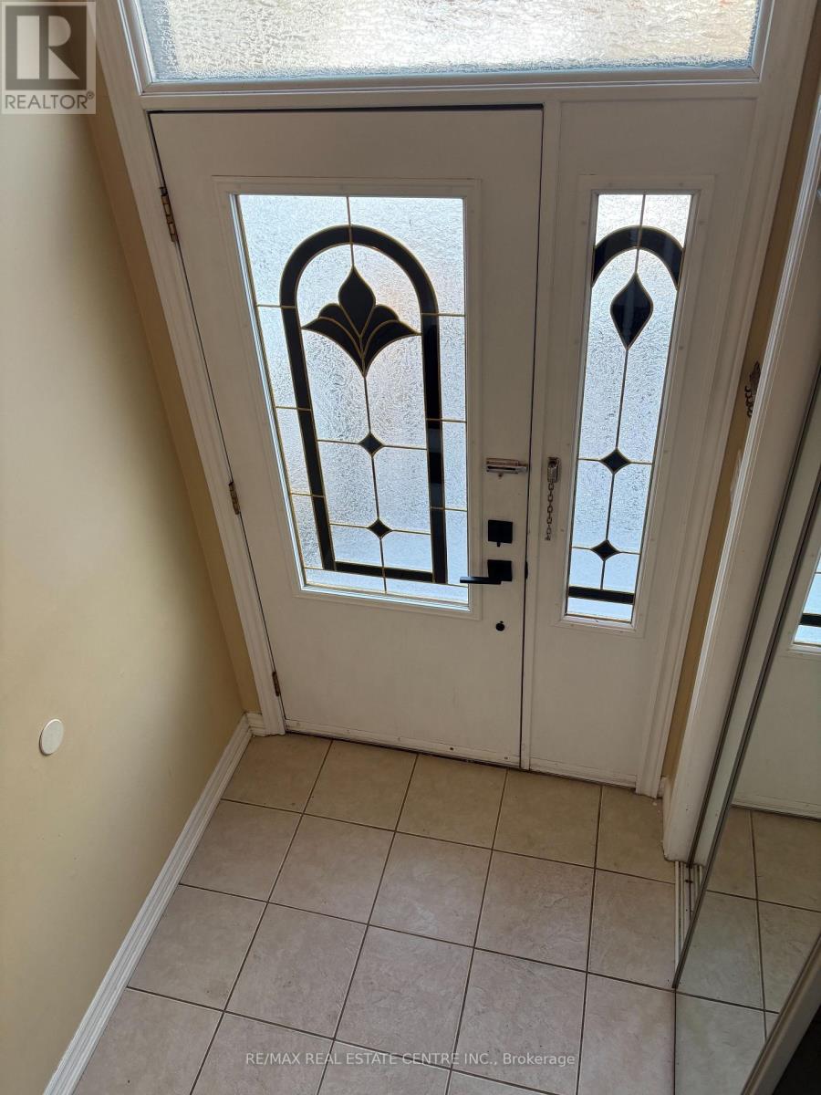 115 Antigua Road, Mississauga (Cooksville), Ontario  L5B 2T9 - Photo 6 - W12888056