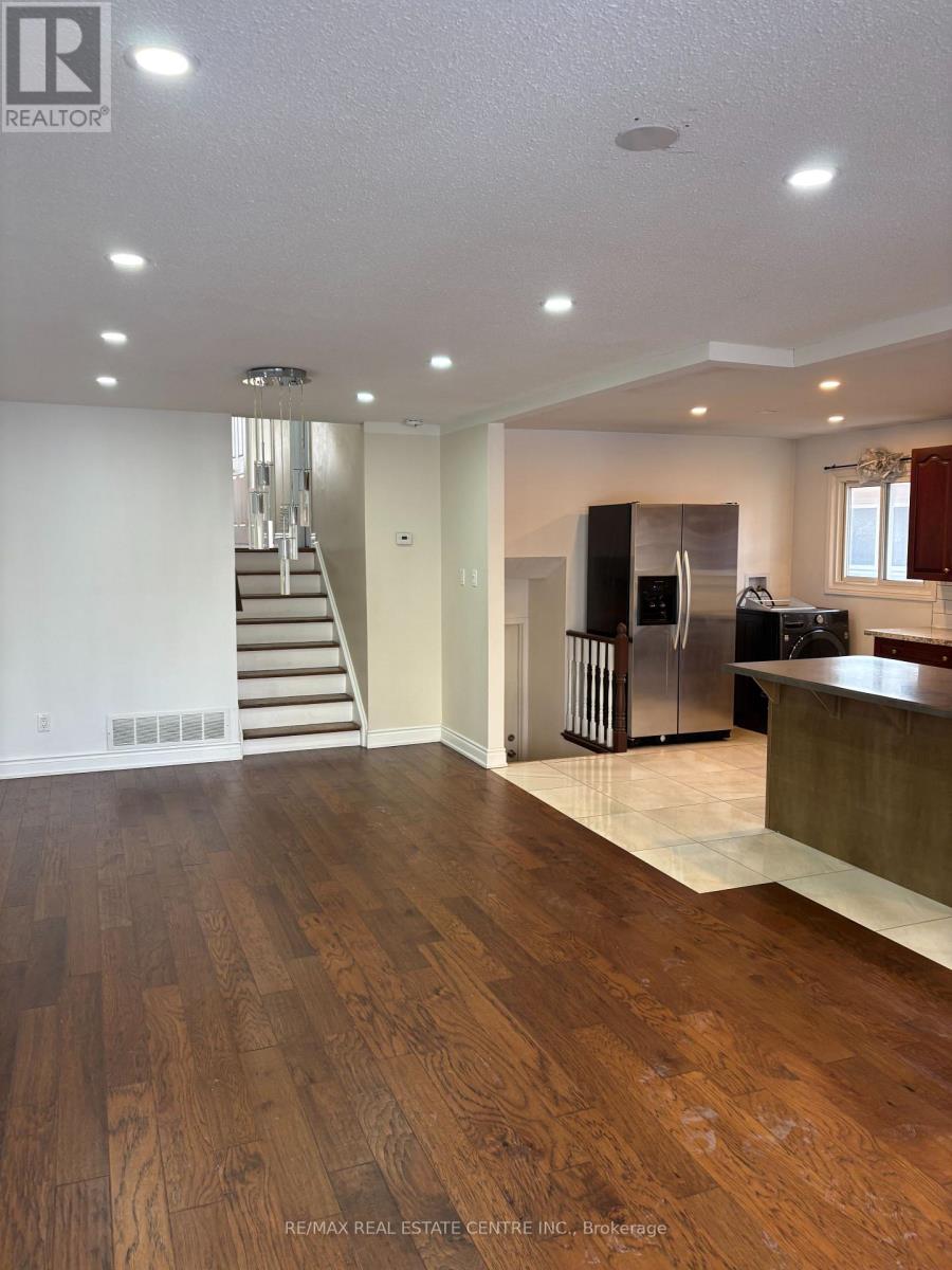 115 Antigua Road, Mississauga (Cooksville), Ontario  L5B 2T9 - Photo 7 - W12888056