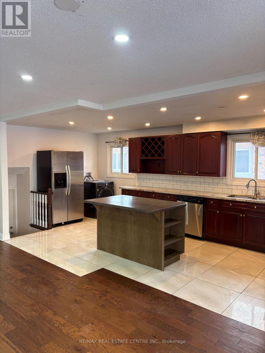 115 Antigua Road, Mississauga (Cooksville), Ontario  L5B 2T9 - Photo 9 - W12888056