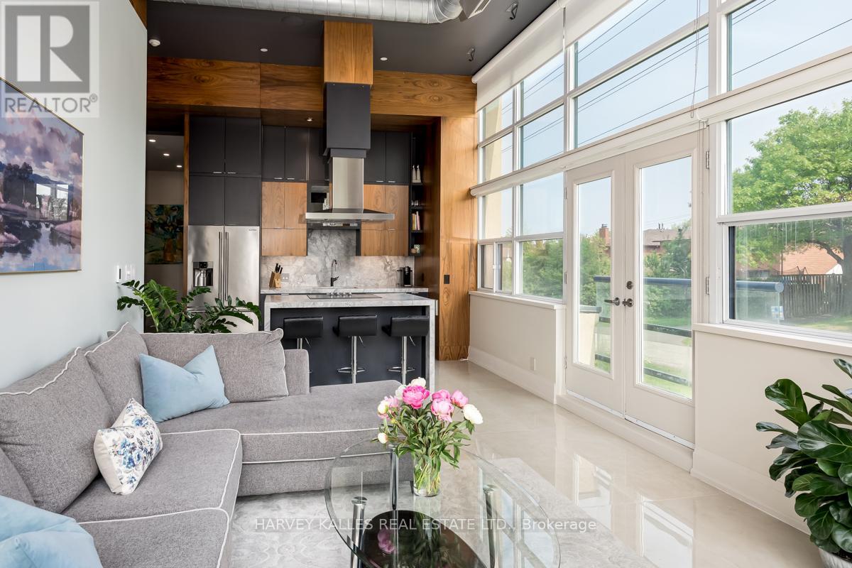 <div class="slider-price">$918,000</div><p>130 - 1001 Roselawn Avenue, Toronto, Ontario</p>