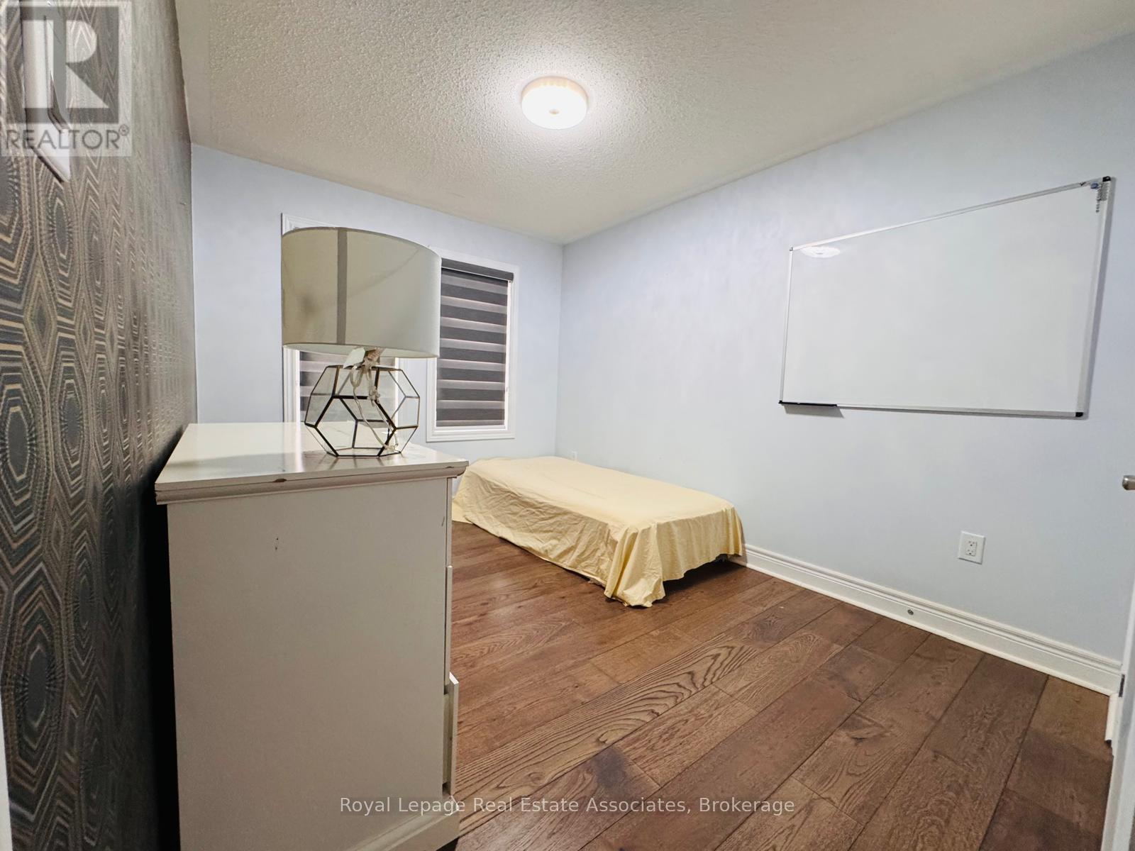 36 Zanetta Crescent, Brampton, Ontario  L6Y 6A3 - Photo 4 - W12884618