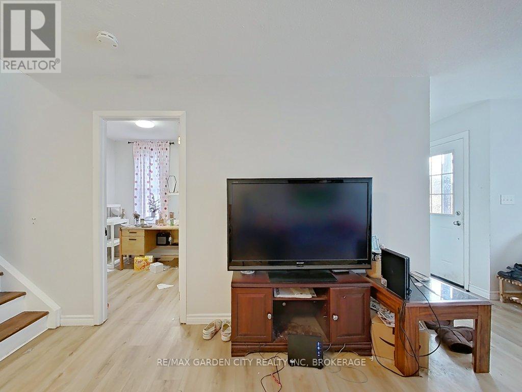 105 Tupper Drive, Thorold, Ontario  L2V 4C9 - Photo 9 - X12886650