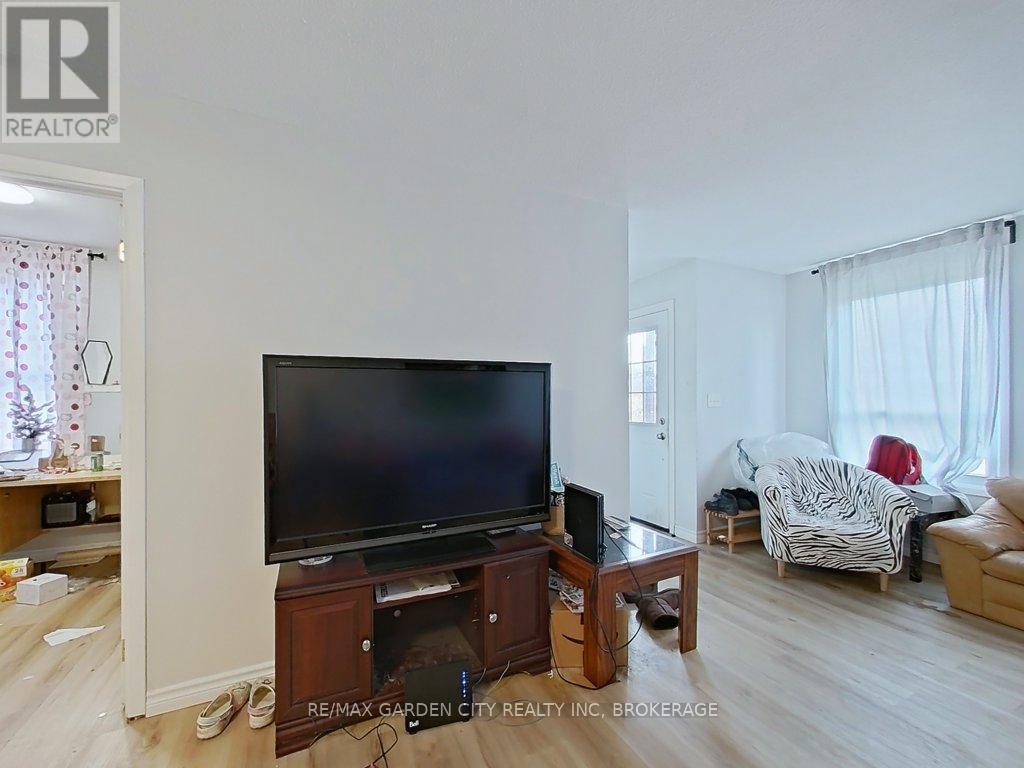 105 Tupper Drive, Thorold, Ontario  L2V 4C9 - Photo 8 - X12886650