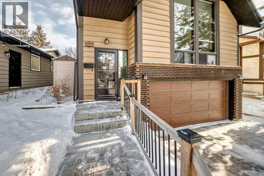 227 Coachwood Crescent Sw, Calgary, Alberta  T3H 1E7 - Photo 2 - A2293769