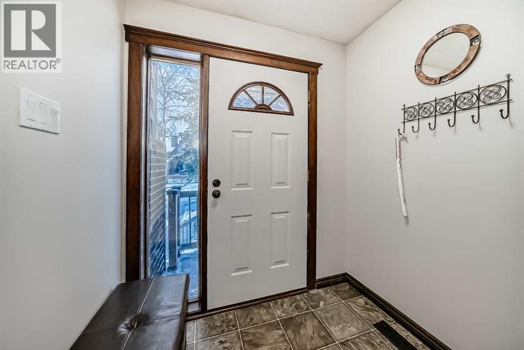 227 Coachwood Crescent Sw, Calgary, Alberta  T3H 1E7 - Photo 3 - A2293769