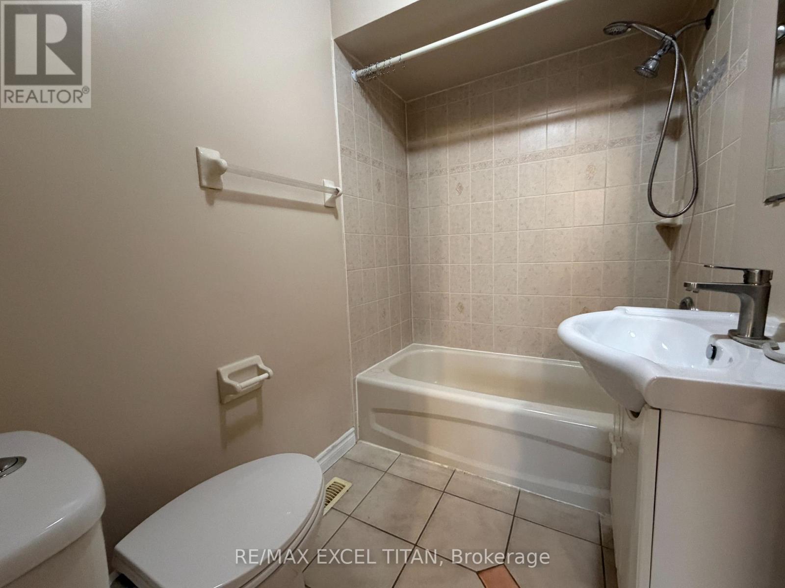 Upper - 251 Shawnee Circle, Toronto, Ontario  M2H 2Y3 - Photo 10 - C12888180