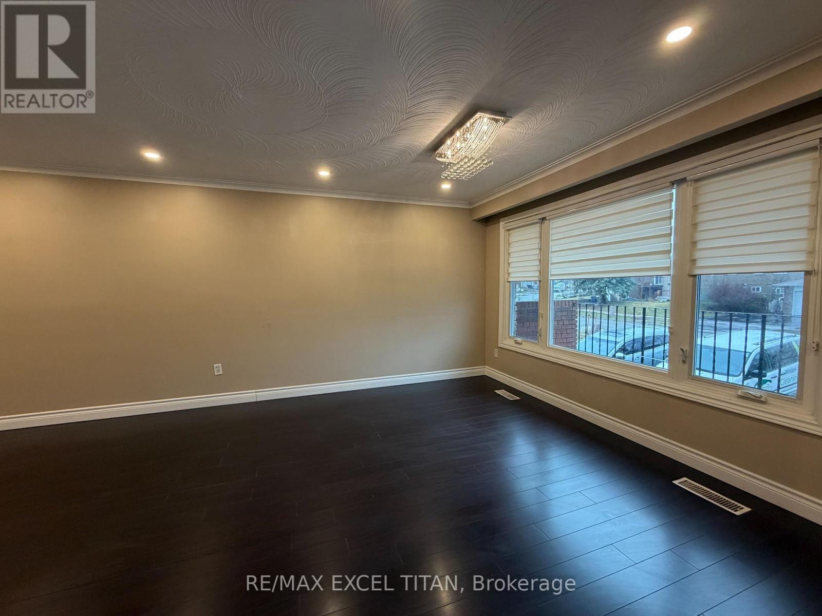 Upper - 251 Shawnee Circle, Toronto, Ontario  M2H 2Y3 - Photo 3 - C12888180