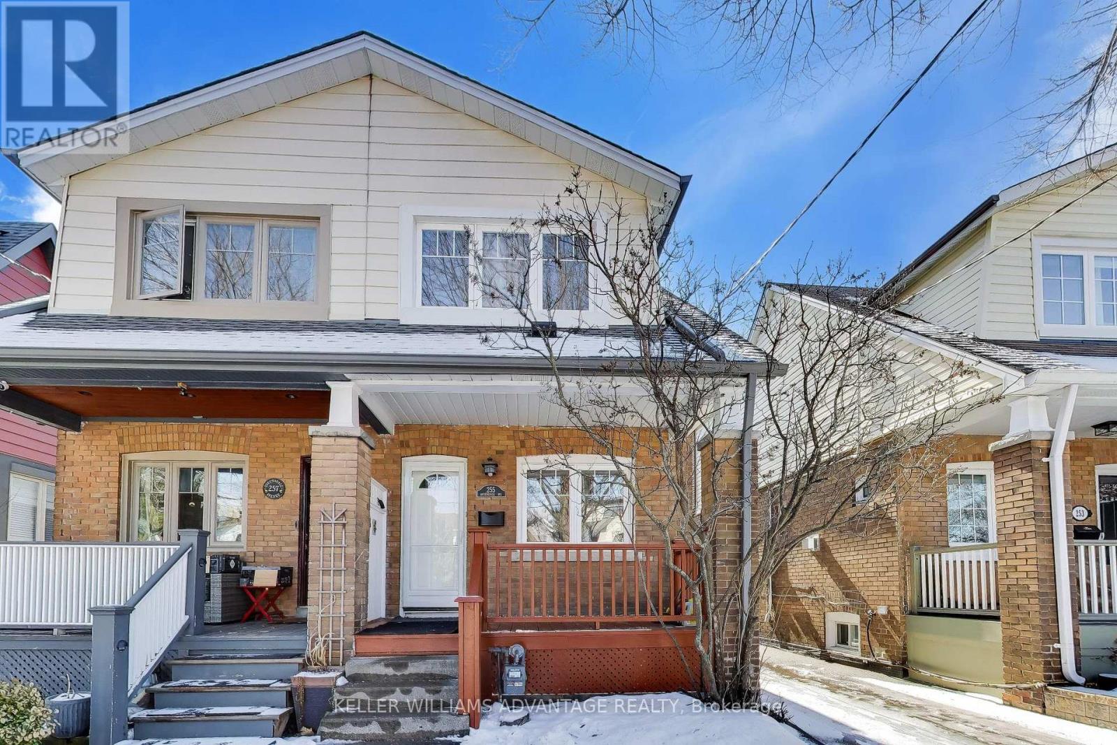 <div class="slider-price">$989,000</div><p>255 Queensdale Avenue, Toronto, Ontario</p>