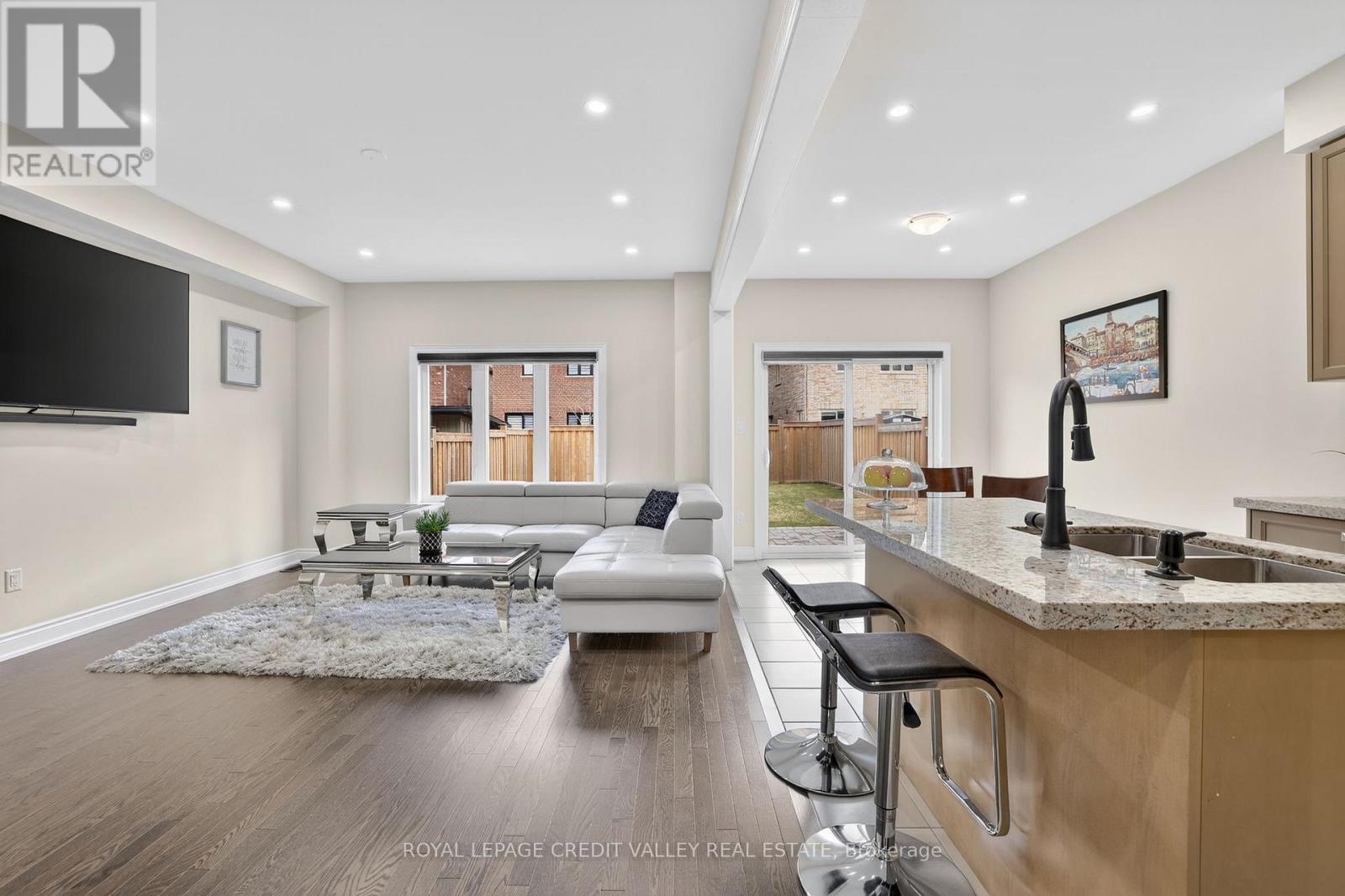 29 Memorial Court, Bradford West Gwillimbury (Bradford), Ontario  L3Z 4H5 - Photo 13 - N12888188