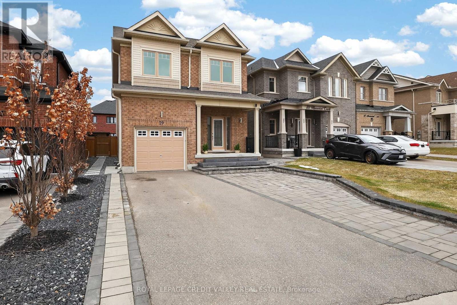 29 Memorial Court, Bradford West Gwillimbury (Bradford), Ontario  L3Z 4H5 - Photo 4 - N12888188