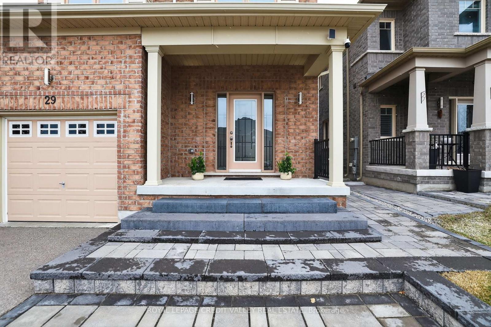 29 Memorial Court, Bradford West Gwillimbury (Bradford), Ontario  L3Z 4H5 - Photo 5 - N12888188