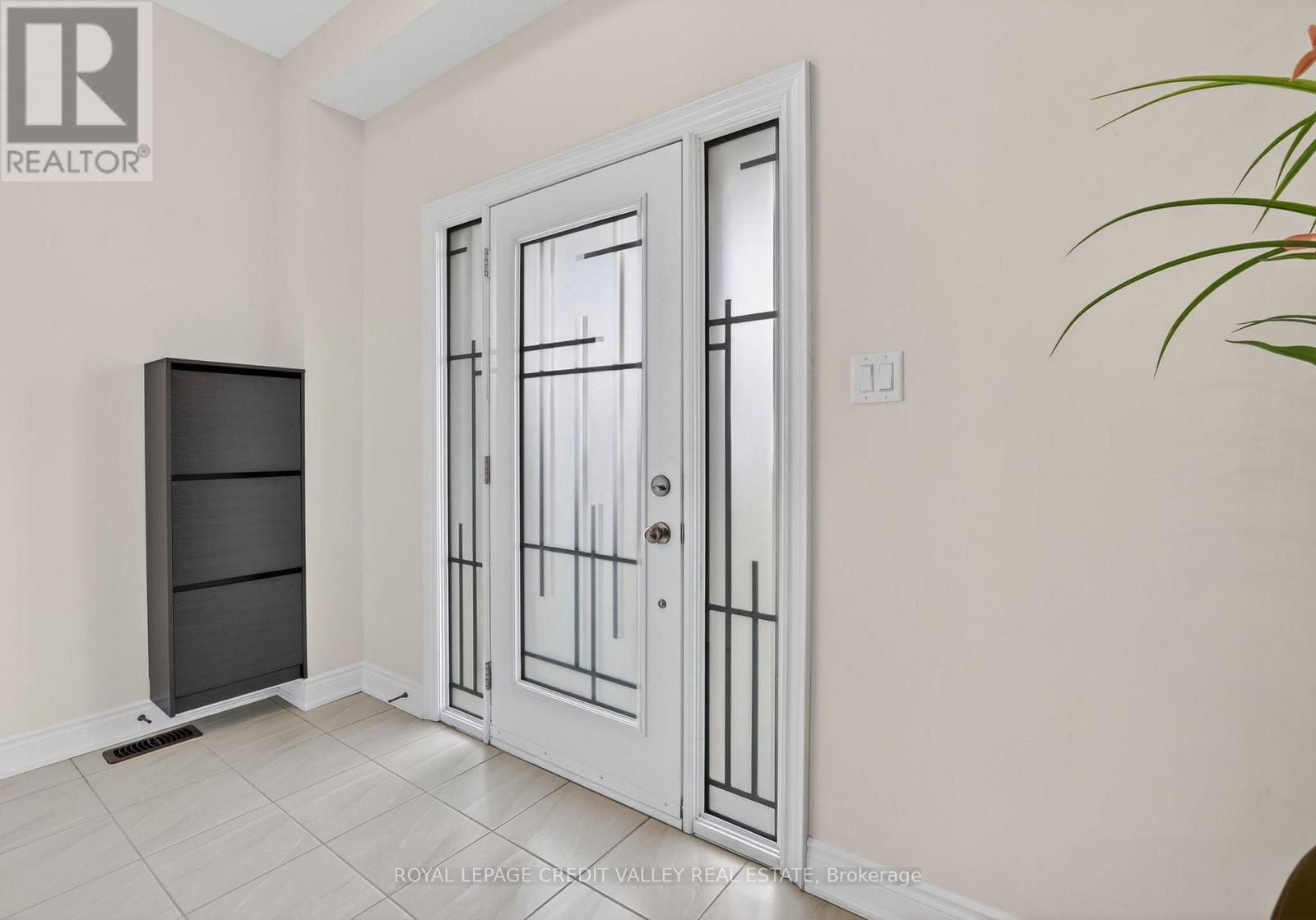 29 Memorial Court, Bradford West Gwillimbury (Bradford), Ontario  L3Z 4H5 - Photo 7 - N12888188