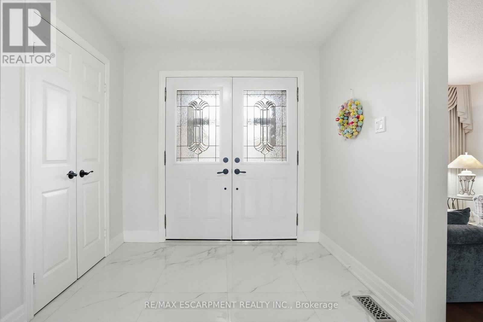 3192 Colebrook Court, Mississauga, Ontario  L5N 3E2 - Photo 4 - W12888232