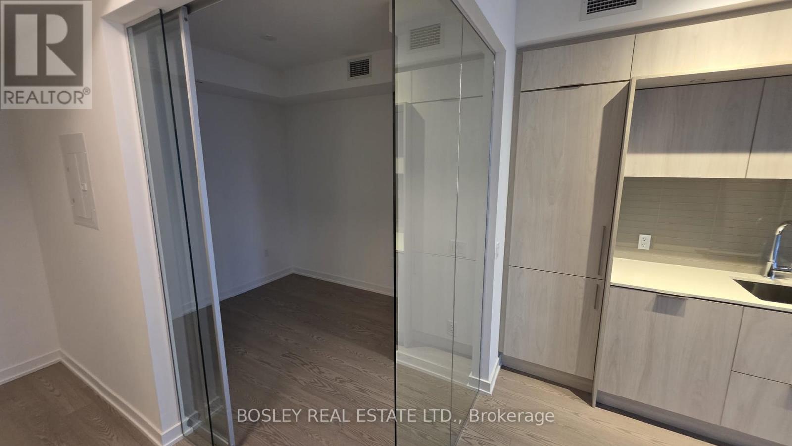 1706 - 448 Burnhamthorpe Road W, Mississauga, Ontario  L5B 4M6 - Photo 7 - W12888374