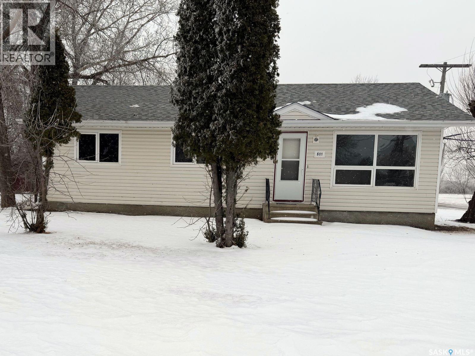 801 Prospect Avenue, Oxbow, Saskatchewan  S0C 2B0 - Photo 1 - SK030501