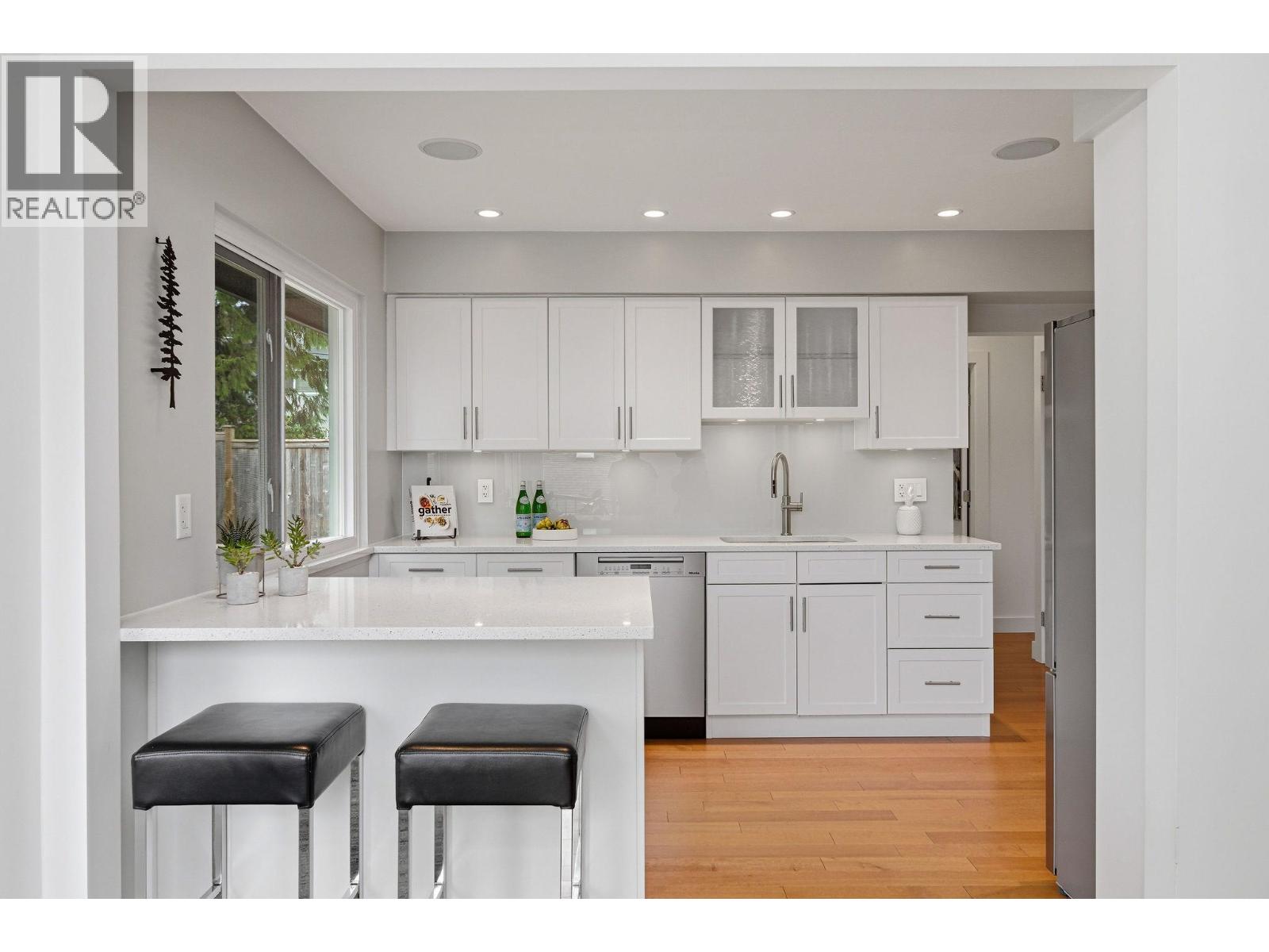 2223 Greylynn Crescent, North Vancouver, British Columbia  V7J 2X6 - Photo 9 - R3100015