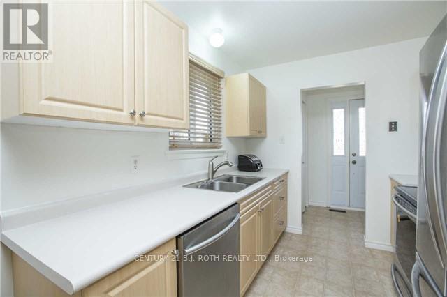 17 Burbank Place, Barrie (Wellington), Ontario  L4M 2S8 - Photo 5 - S12888472