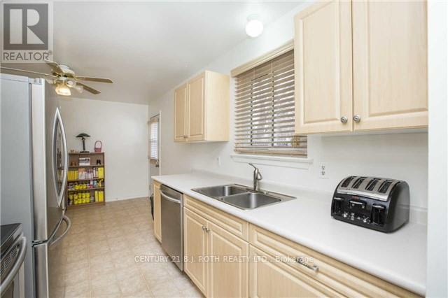 17 Burbank Place, Barrie (Wellington), Ontario  L4M 2S8 - Photo 6 - S12888472