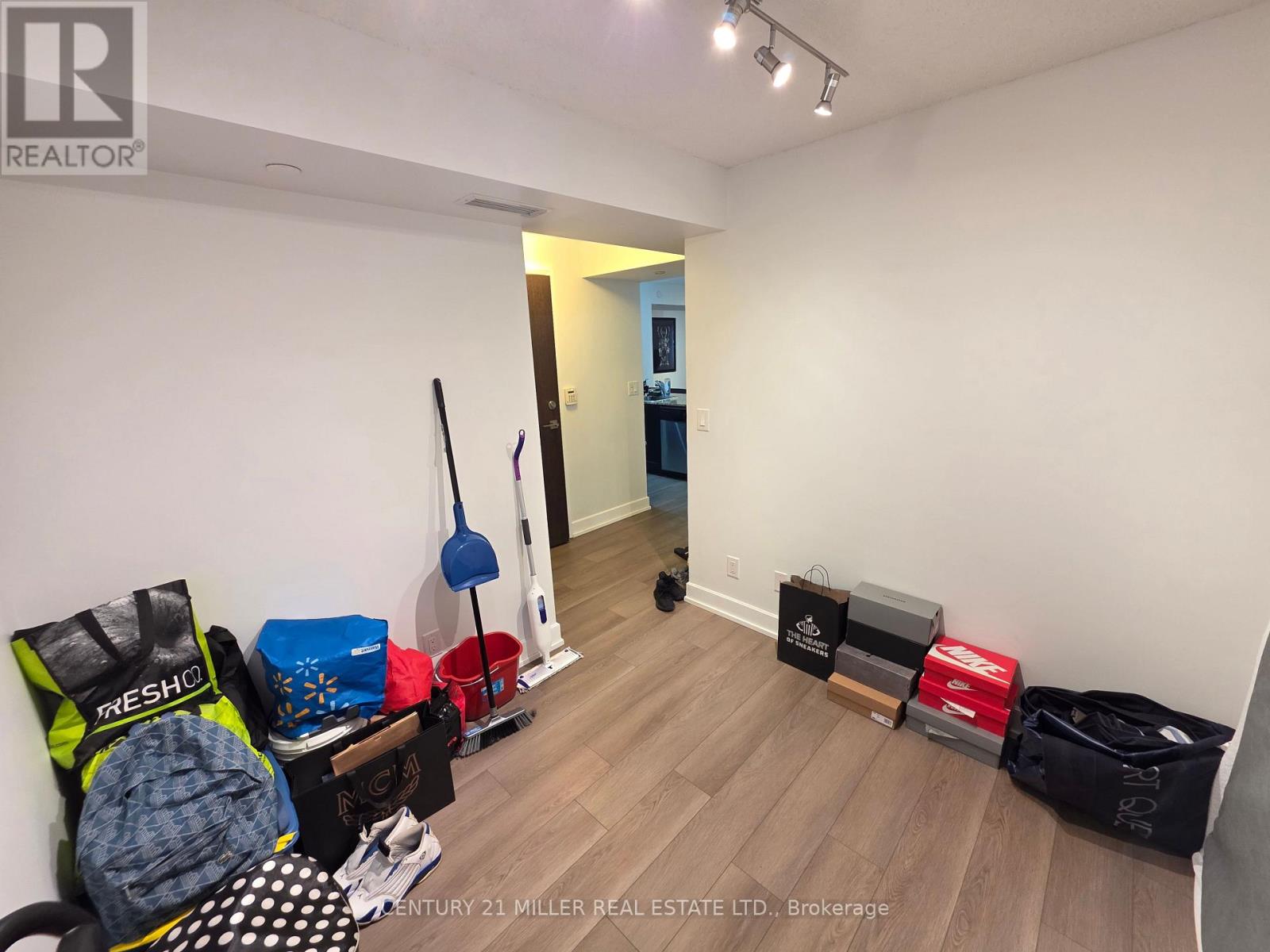 811 - 6 Eva Road, Toronto (Etobicoke West Mall), Ontario  M9C 4Z5 - Photo 3 - W12888440