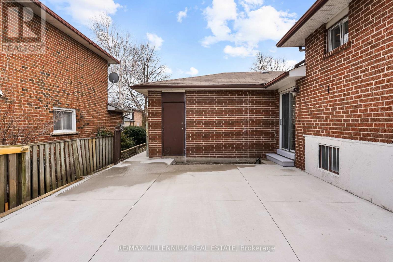 2437 Chilsworthy Avenue, Mississauga (Cooksville), Ontario  L5B 2R4 - Photo 3 - W12888468