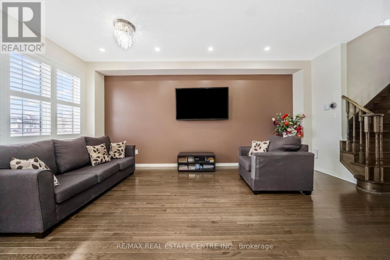 5 Sussexvale Drive, Brampton (Sandringham-Wellington), Ontario  L6R 3S1 - Photo 11 - W12888508