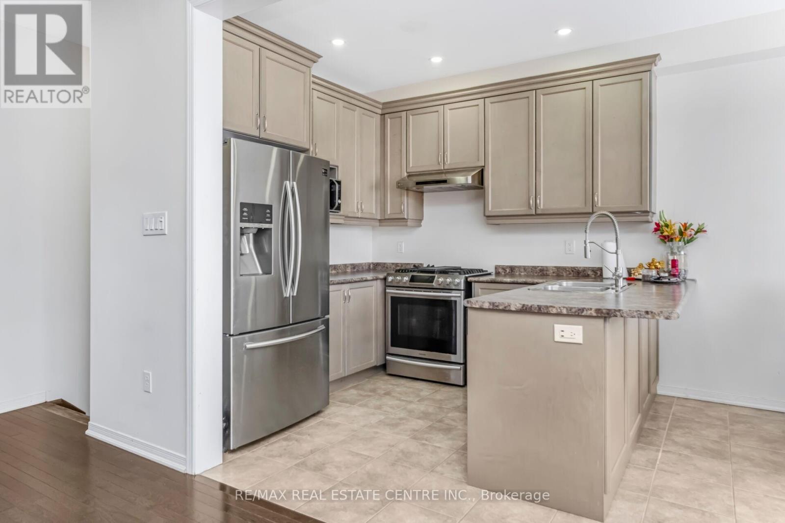 5 Sussexvale Drive, Brampton (Sandringham-Wellington), Ontario  L6R 3S1 - Photo 13 - W12888508