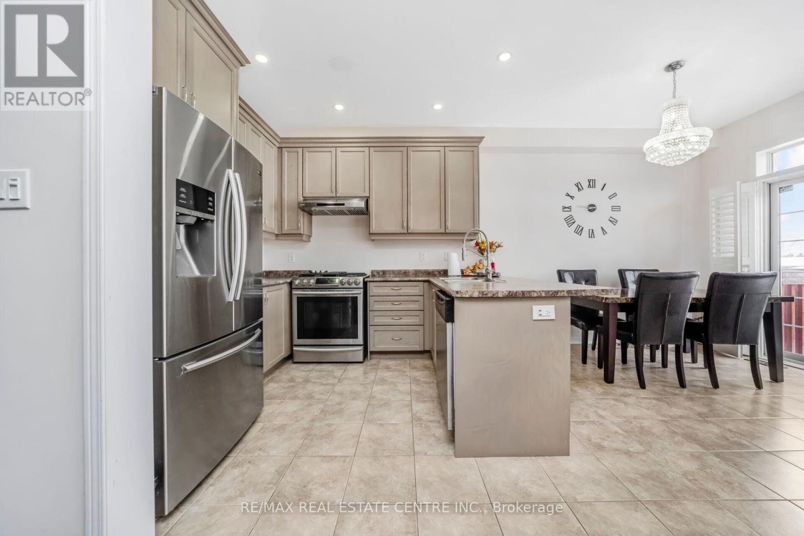 5 Sussexvale Drive, Brampton (Sandringham-Wellington), Ontario  L6R 3S1 - Photo 14 - W12888508