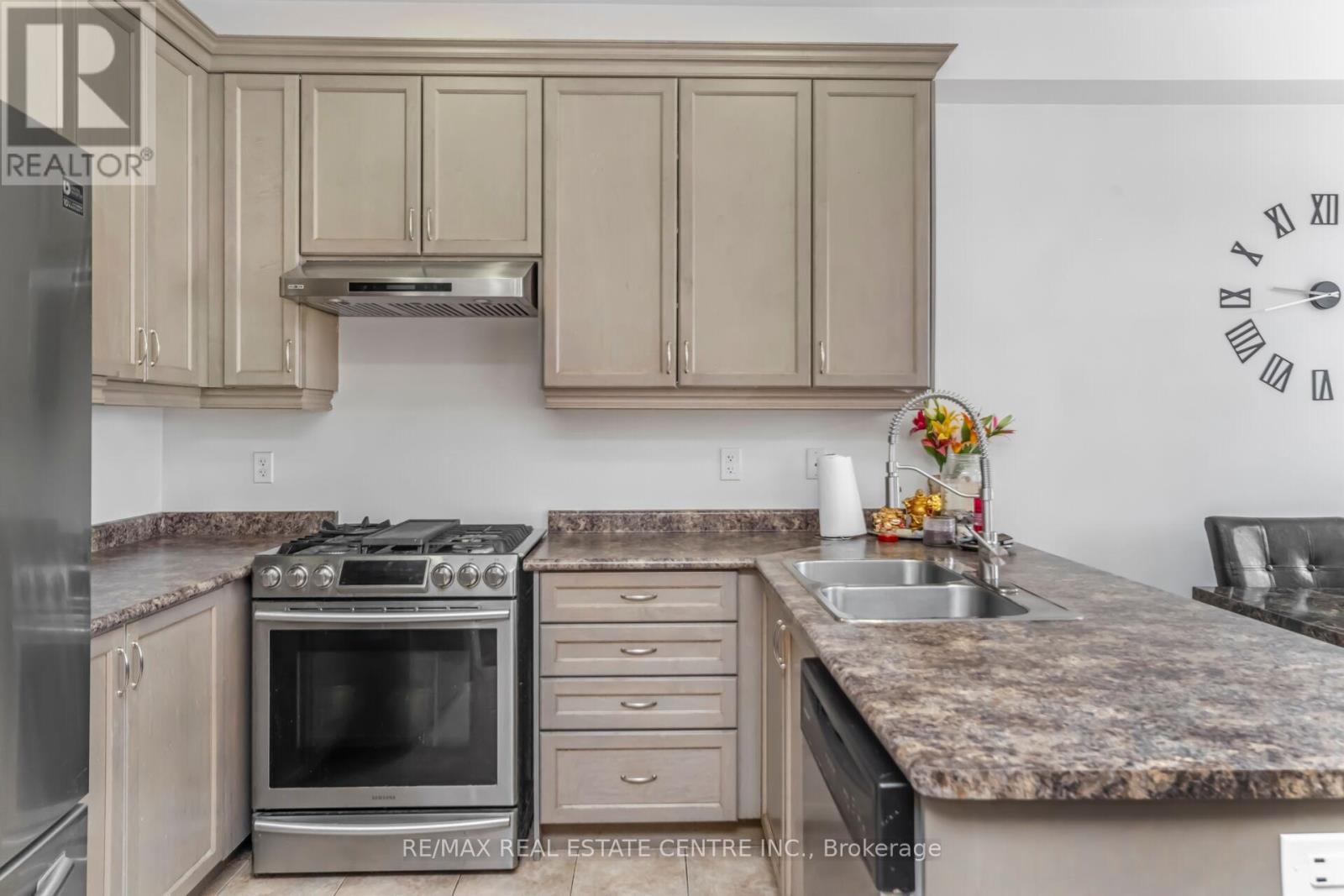 5 Sussexvale Drive, Brampton (Sandringham-Wellington), Ontario  L6R 3S1 - Photo 15 - W12888508