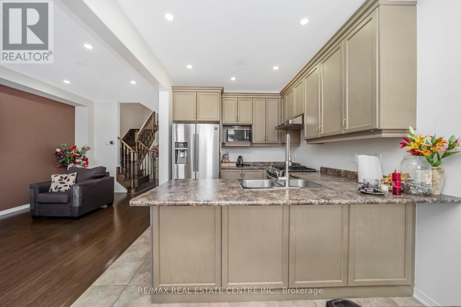 5 Sussexvale Drive, Brampton (Sandringham-Wellington), Ontario  L6R 3S1 - Photo 16 - W12888508