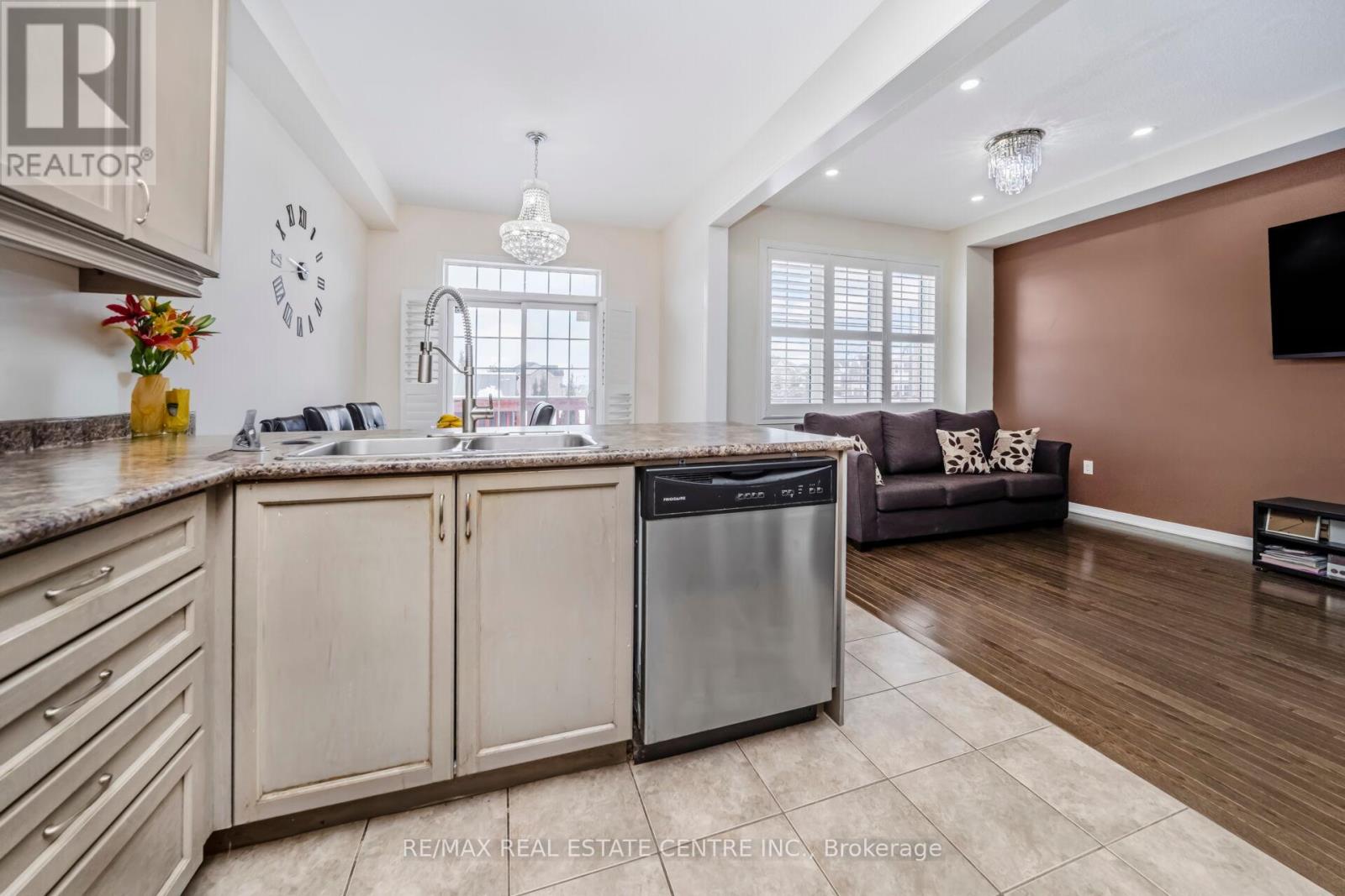 5 Sussexvale Drive, Brampton (Sandringham-Wellington), Ontario  L6R 3S1 - Photo 18 - W12888508