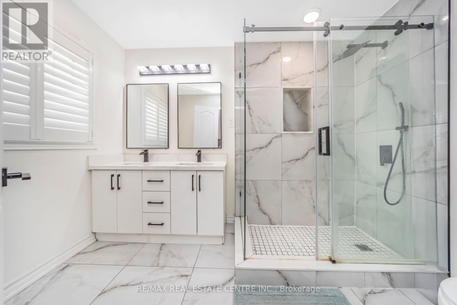 5 Sussexvale Drive, Brampton (Sandringham-Wellington), Ontario  L6R 3S1 - Photo 31 - W12888508