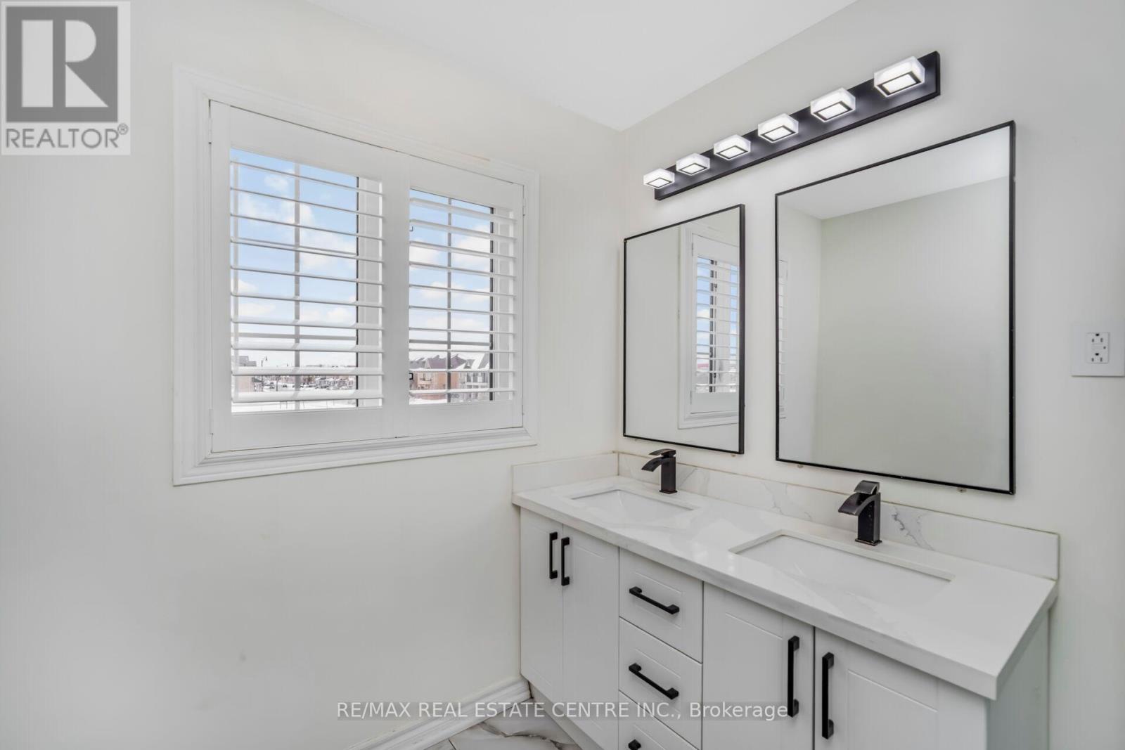 5 Sussexvale Drive, Brampton (Sandringham-Wellington), Ontario  L6R 3S1 - Photo 33 - W12888508