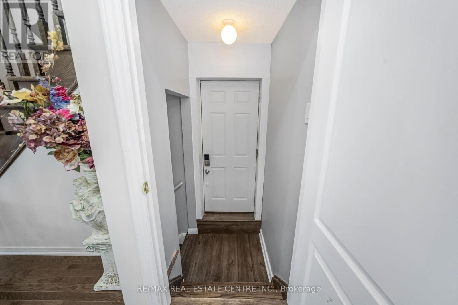 5 Sussexvale Drive, Brampton (Sandringham-Wellington), Ontario  L6R 3S1 - Photo 34 - W12888508