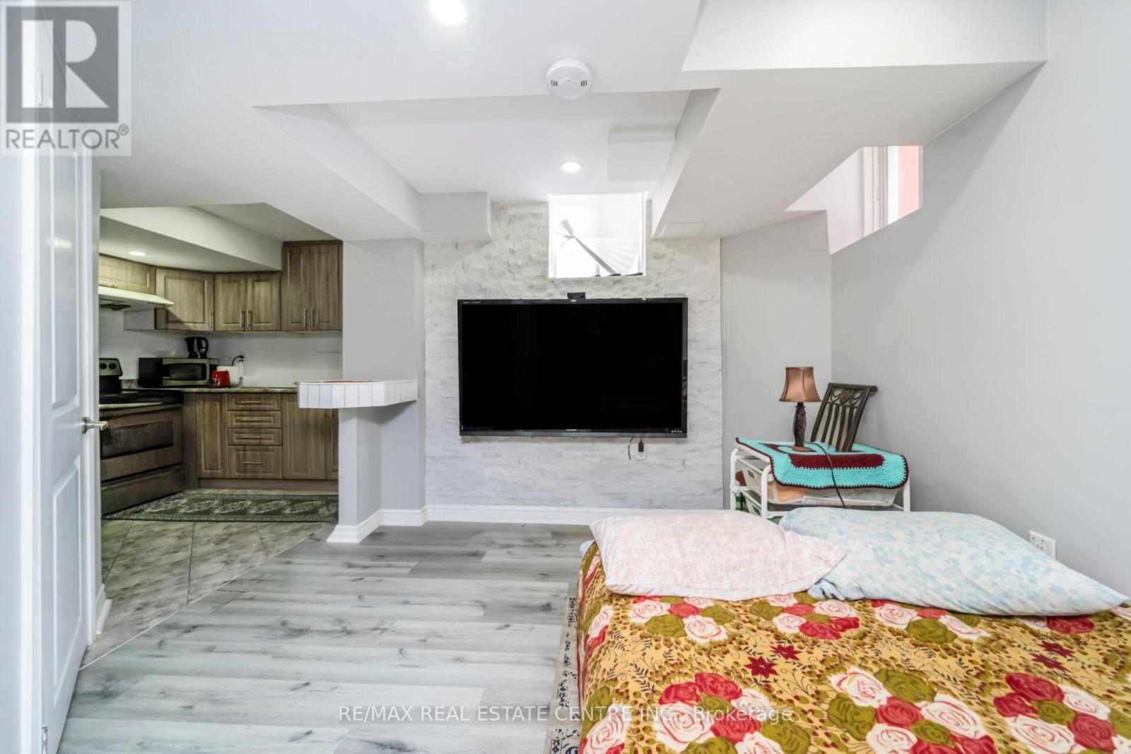 5 Sussexvale Drive, Brampton (Sandringham-Wellington), Ontario  L6R 3S1 - Photo 36 - W12888508