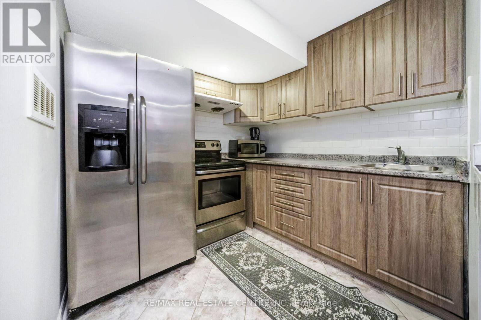 5 Sussexvale Drive, Brampton (Sandringham-Wellington), Ontario  L6R 3S1 - Photo 38 - W12888508